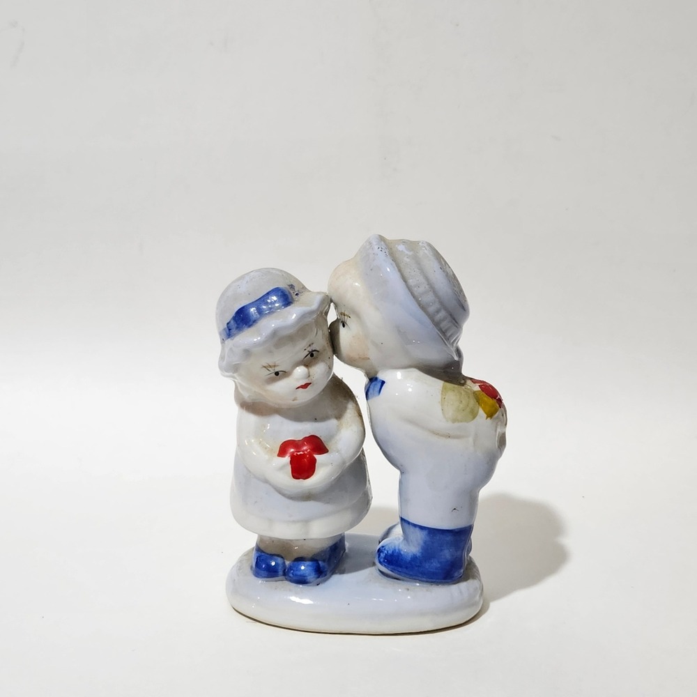 Vintage TPI Ceramic Kissing Boy and Girl Figurine 9156 Blue White Heart Flowers
